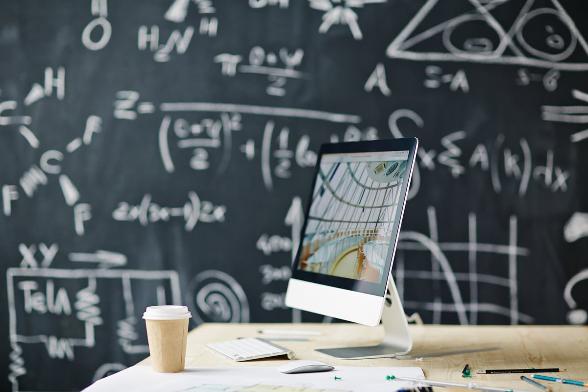 Ambiente de aprendizagem em MBA com quadro branco e recursos tecnológicos para uma experiência educacional interativa.