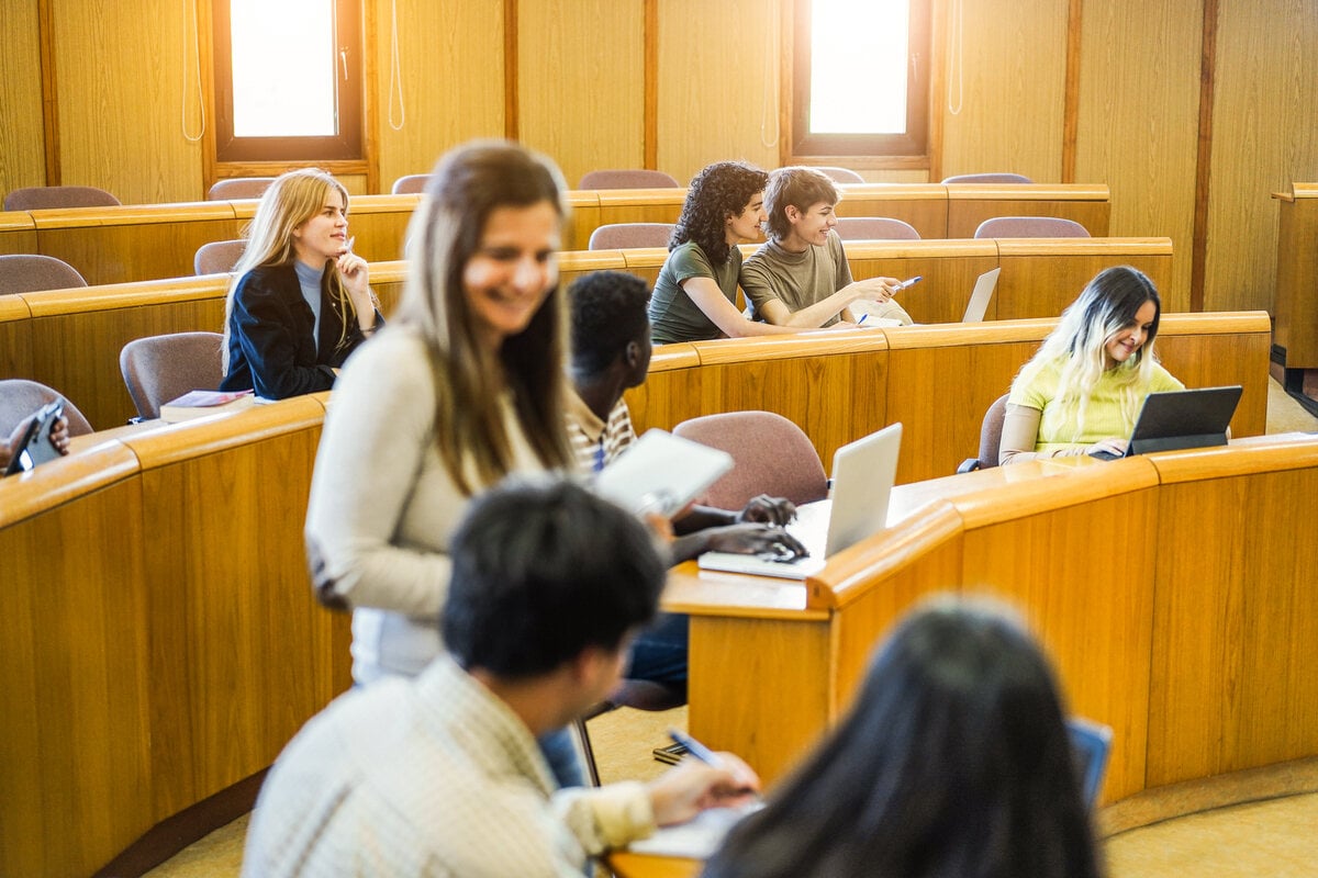 Estudantes participando em um ambiente de aula interativo durante um curso de MBA.
