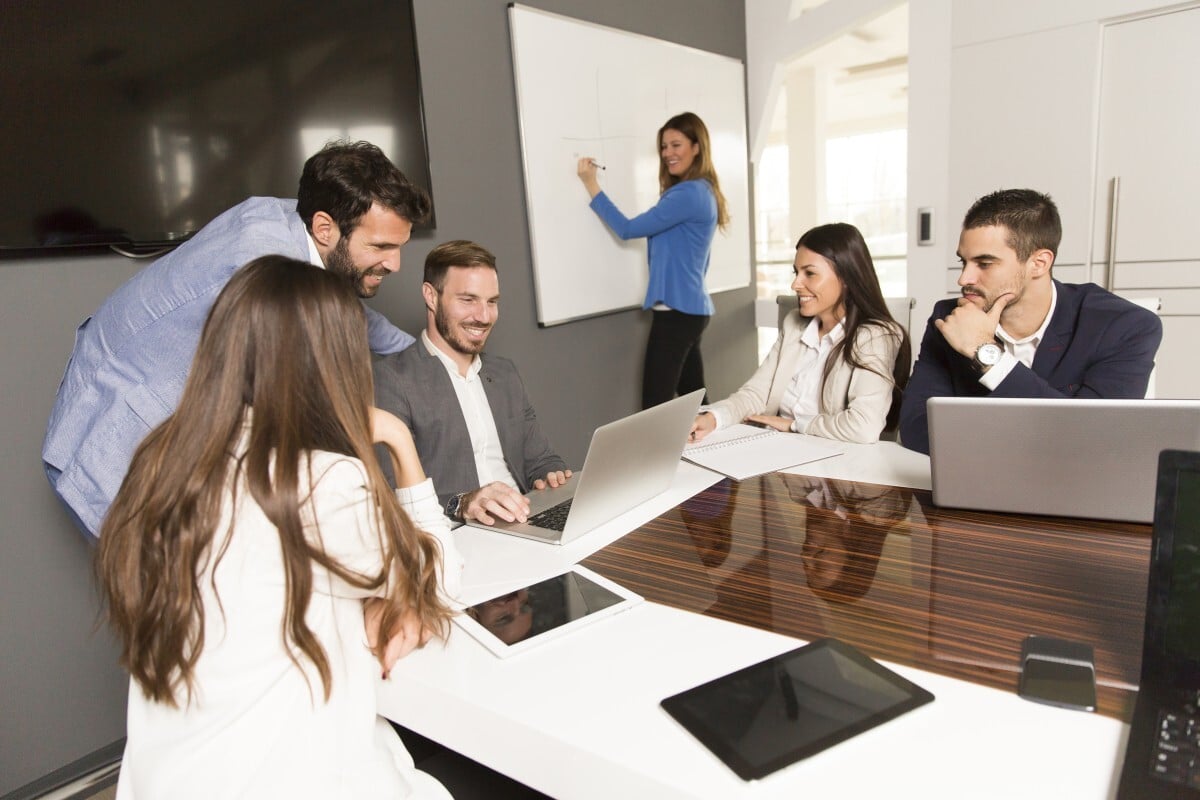 equipa de gestao de projetos planeia cronograma e alocacao de recursos em reuniao de trabalho