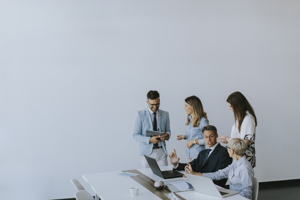 equipa de profissionais analisa metricas de performance marketing em reuniao de trabalho