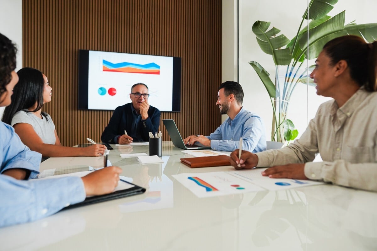 equipa multidisciplinar de profissionais debate estrategia de gestao de pessoas em reuniao