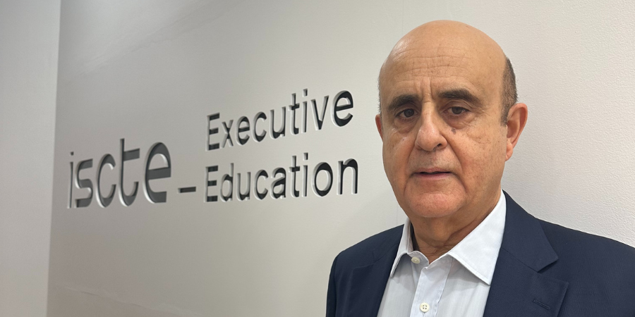 Faço coisas para me divertir. Costumo dizer: Se não nos ...