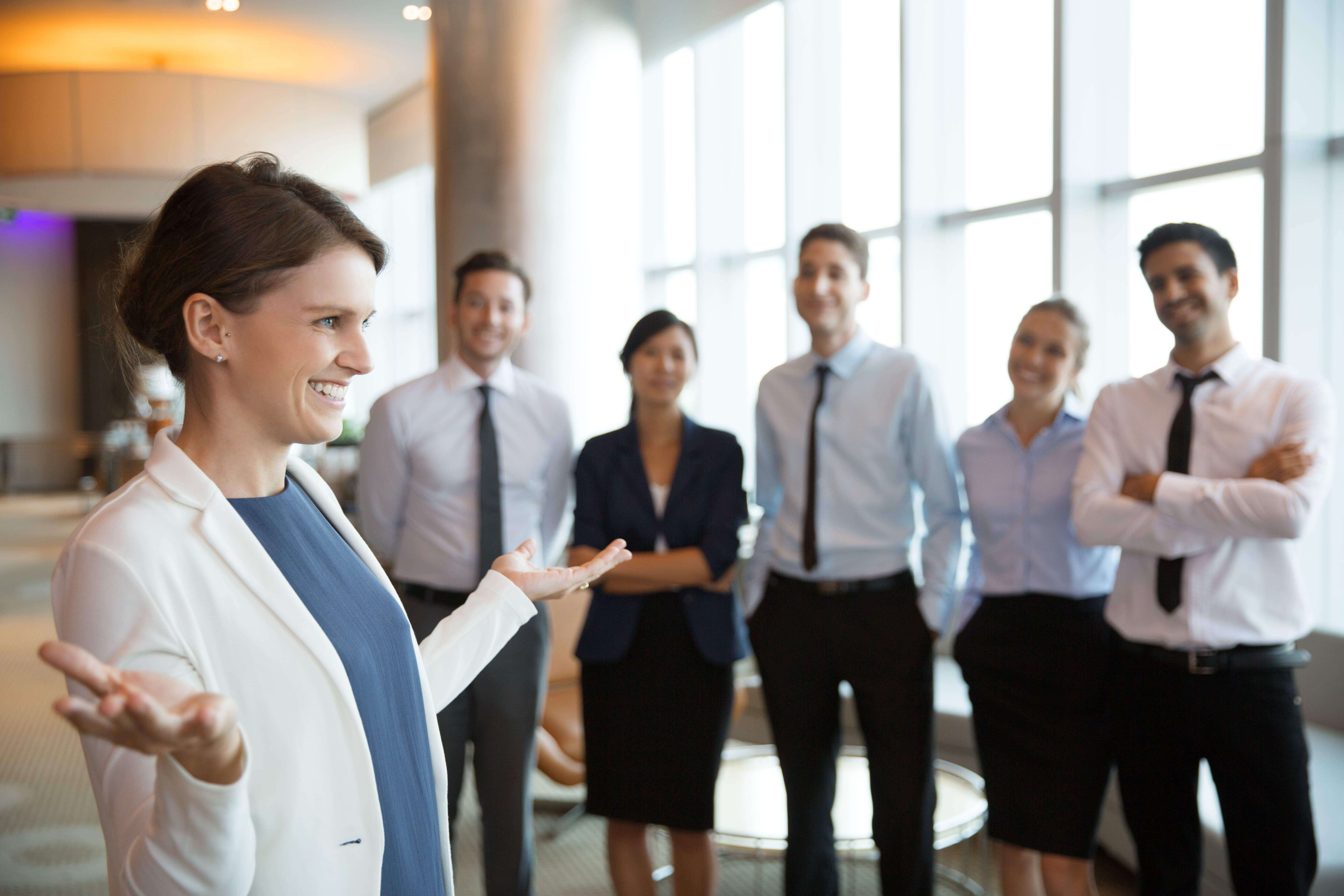 smiling-businesswoman-with-team__