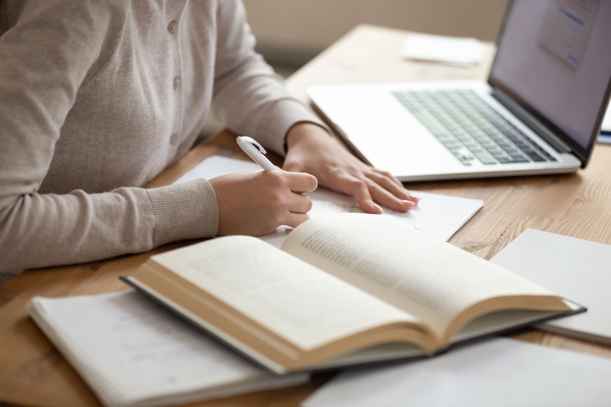 Formação em Gestão: Como equilibrar estudos e trabalho featured image